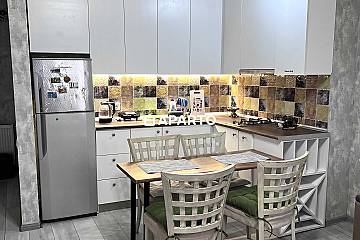 80 ლარი ღამე, ბინა დღიურად